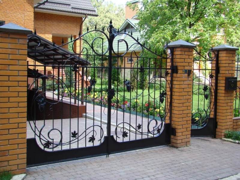 Ворота с калиткой (46 фото): садовые ворота из евроштакетника с калиткой внутри, варианты для частного дома, дачи и дачного забора