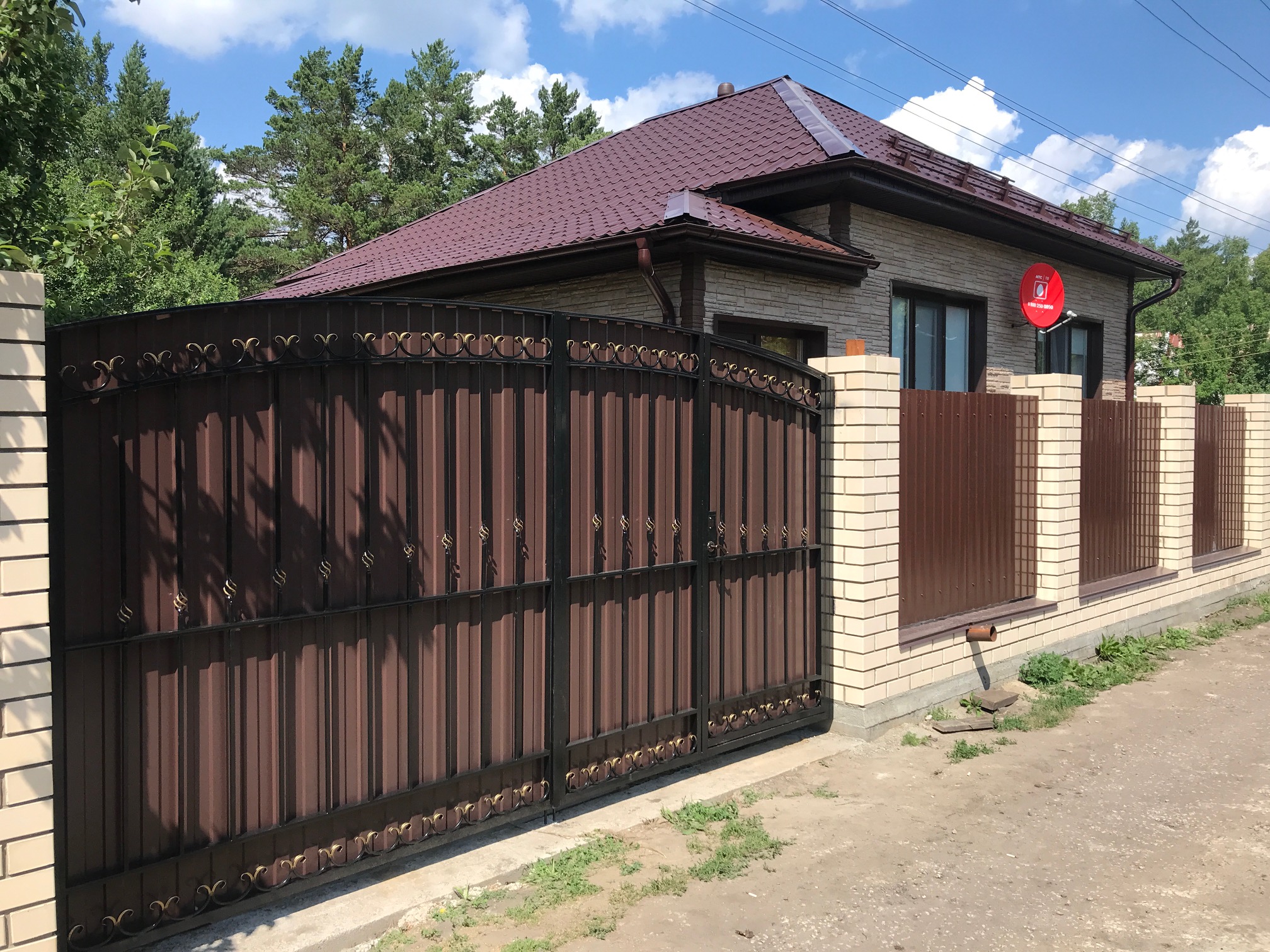 Разбираем поэтапно – как сделать забор из профнастила