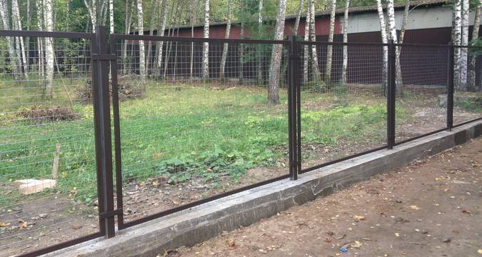 Заборы из металлопрофиля: конструкция и материалы, подготовка к установке и этапы монтажа