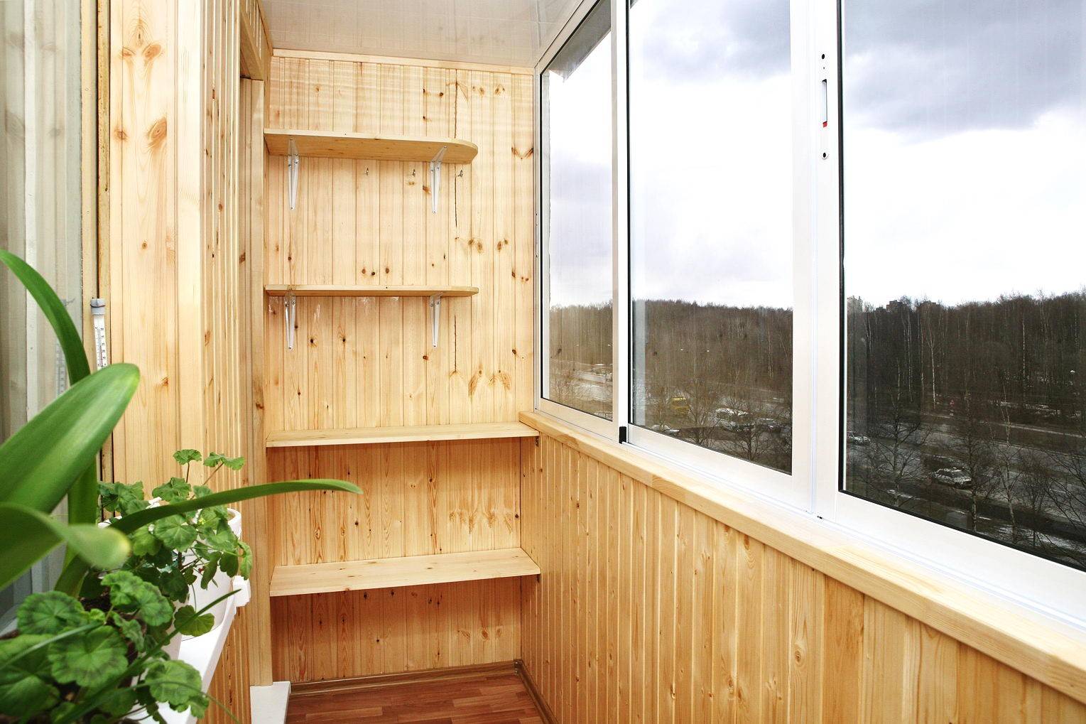 10 вариантов внутреней отделки балкона | 80+ фото