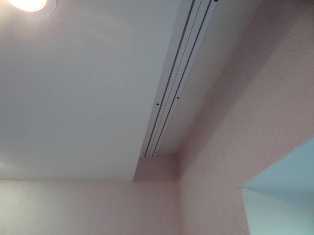 Как выбрать гардины для штор под натяжной потолок?