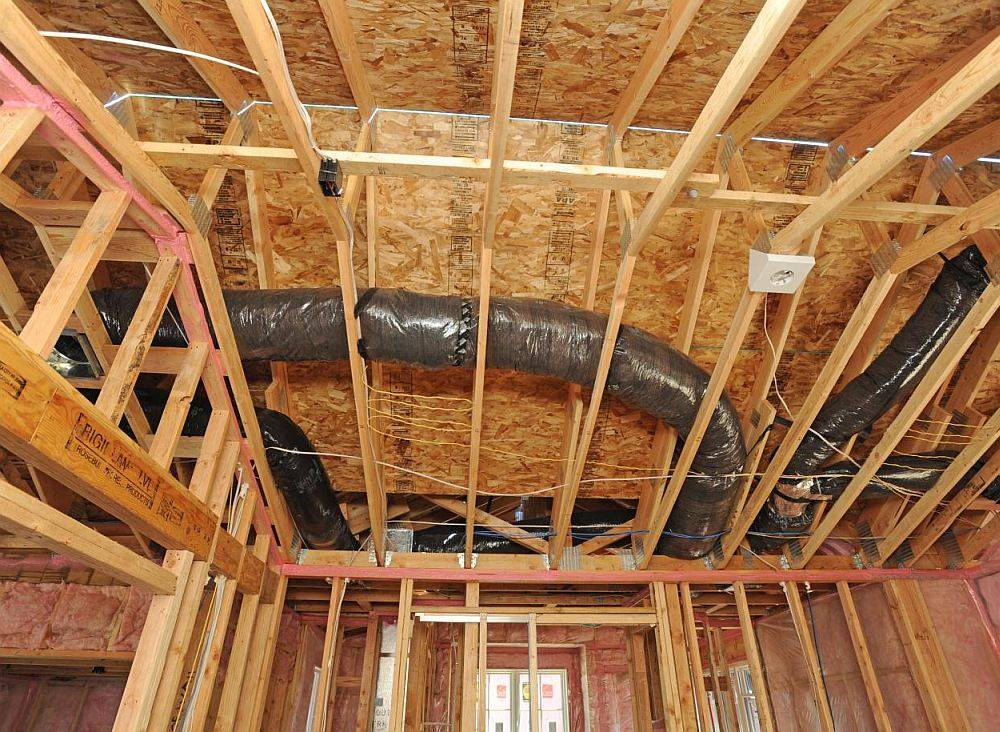 Чем обшить потолок в деревянном доме – лучшие решения