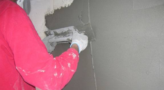 Фасадная шпаклевка для наружных работ: водостойкая под покраску стен по штукатурке и бетону, морозостойкая старатели, цементная церезит