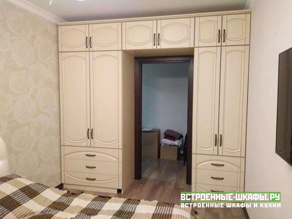 Встраиваемый шкаф-купе (143 фото): встроенный  угловой в комнату, модели в нишу, радиусные