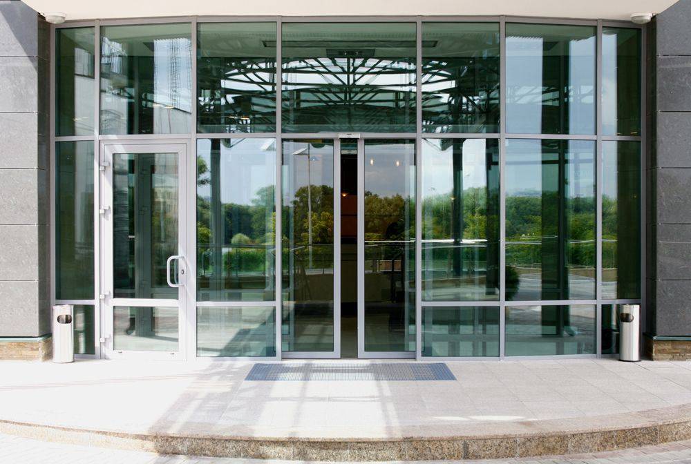 Достоинства алюминиевых входных дверей из алюминиевого профиля