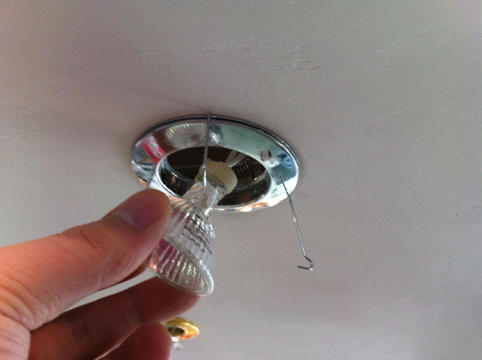 Как заменить лампочку из точечного светильника в натяжном потолке