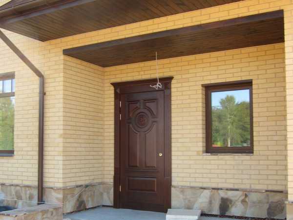 Деревянные входные двери для частных домов (29 фото): теплые уличные двери из дерева для загородного дома, дубовые изделия