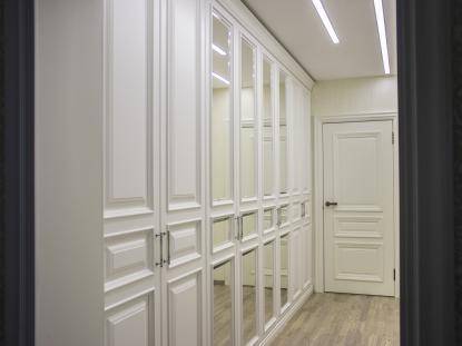 Белый шкаф в спальне (49 фото): белый глянец в стиле «классика», распашные классические шкафы с зеркалом