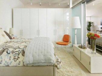 Белые шкафы ikea (22 фото): подвесые стеллажи для одежды и книг с глянцем и зеркалом в интерьере