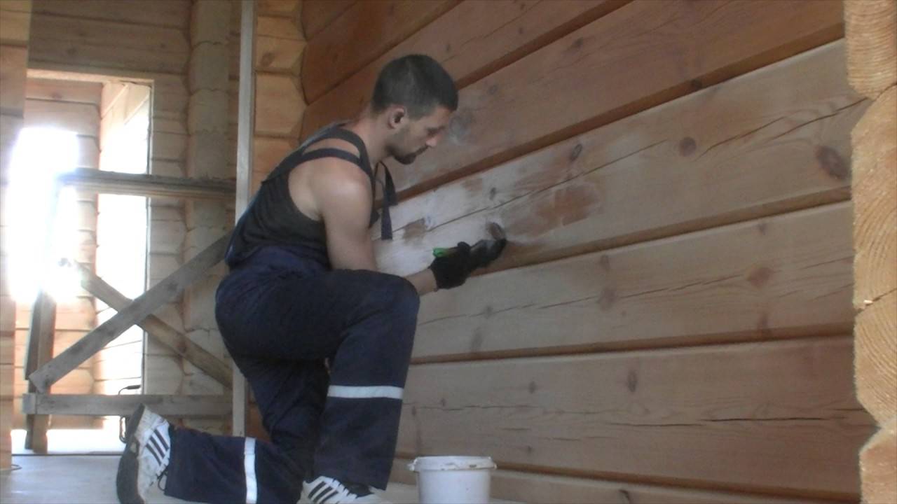 Правила покраски деревянных стен внутри частного дома или коттеджа