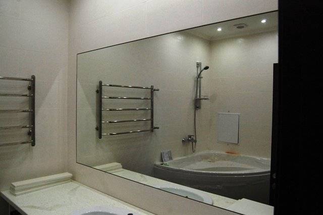 Как повесить зеркало в ванной на плитку своими руками?