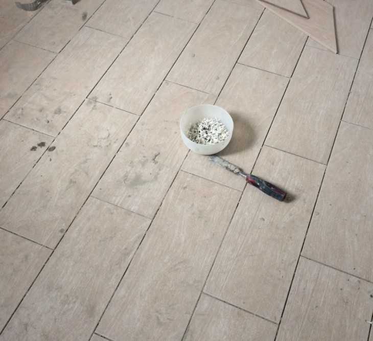 Укладка плитки на пол в ванной комнате: как сделать стяжку пола под плитку своими руками, как положить кафель на деревянное основание, можно ли использовать настенную плитку для пола