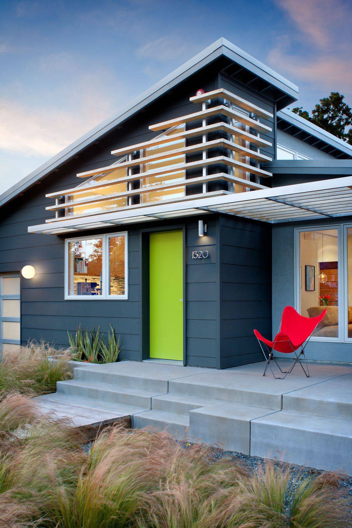 Чем покрасить деревянный дом снаружи: подбор краски правильно красим + фото