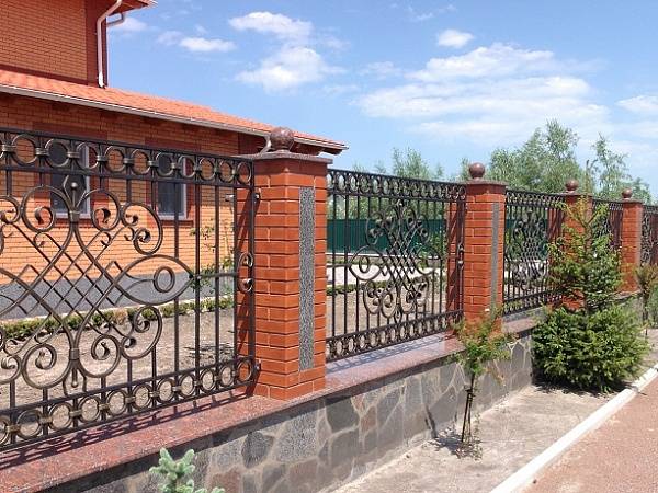 Сетка для забора: виды и особенности выбора
