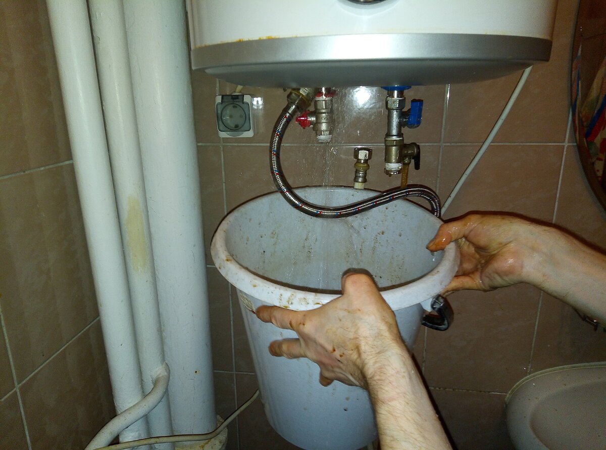 Почему пахнет вода из водонагревателя?