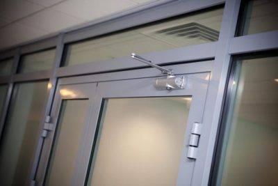 Алюминиевые входные двери из алюминиевого профиля со стеклом