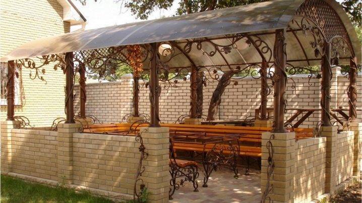 Кованые беседки, фото разных видов: для дачи, с мангалом, из поликарбоната, садовые, навесы, большие, простые, с красивыми узорами и элементами