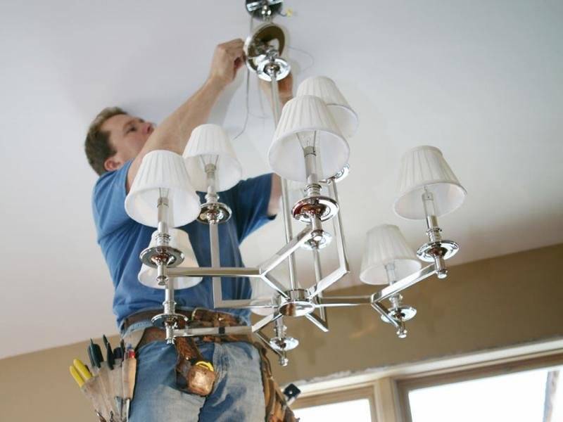 Как повесить люстру с планкой на крюк и другие способы прикрепить светильник на бетонный потолок