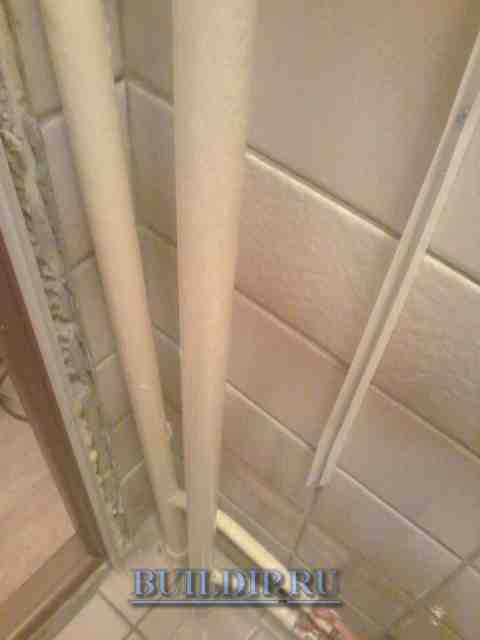 Как закрыть трубы в туалете пластиковыми панелями
