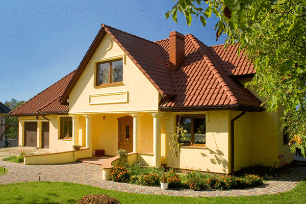 В какой цвет покрасить фасад дома снаружи, если крыша зеленая, коричневая или синяя - 23 фото