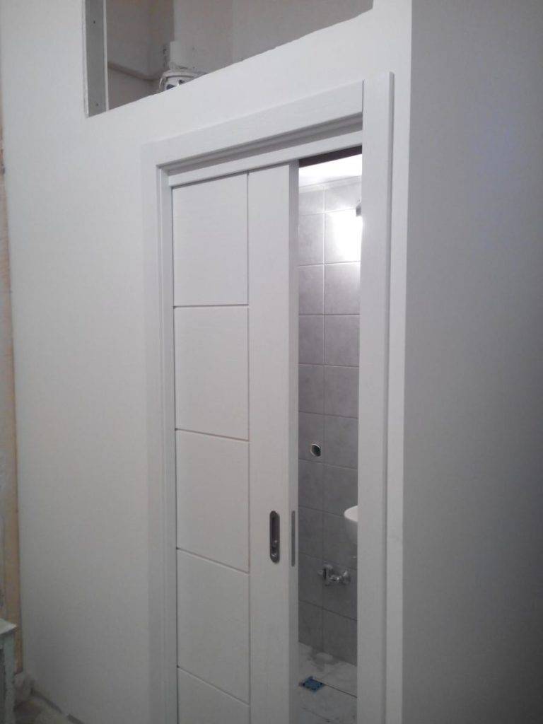 Раздвижная межкомнатная одностворчатая дверь (30 фото): механизм открывания в стене