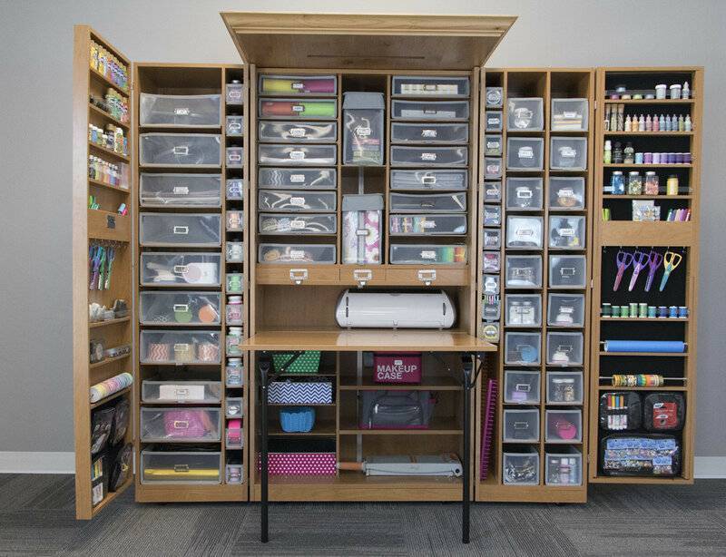 Шкафы для рукоделия (28 фото): складной шкаф-трансформер для шитья, мебель с откидным столом