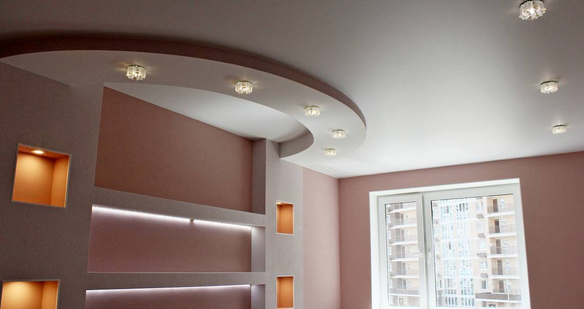 Красивые и функциональные потолки для гостиной из гипсокартона: фото, примеры, технологии