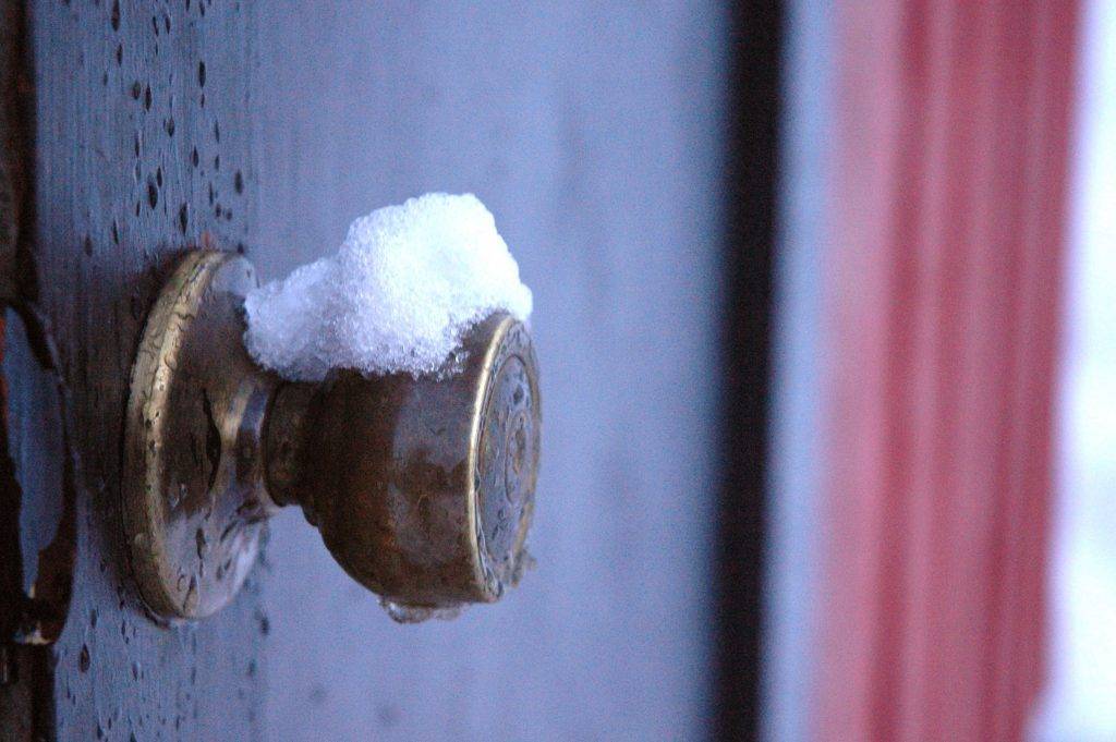 Как утеплить входную дверь? утепление входной двери в частном сельском доме и квартире, какой утеплитель лучше