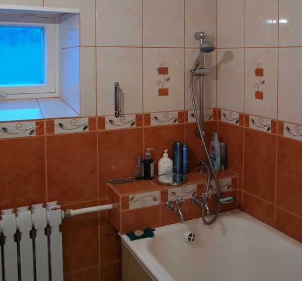 Как заделать щель между ванной и стеной?  чем можно закрыть шов, герметизация стыка - способы решения проблемы