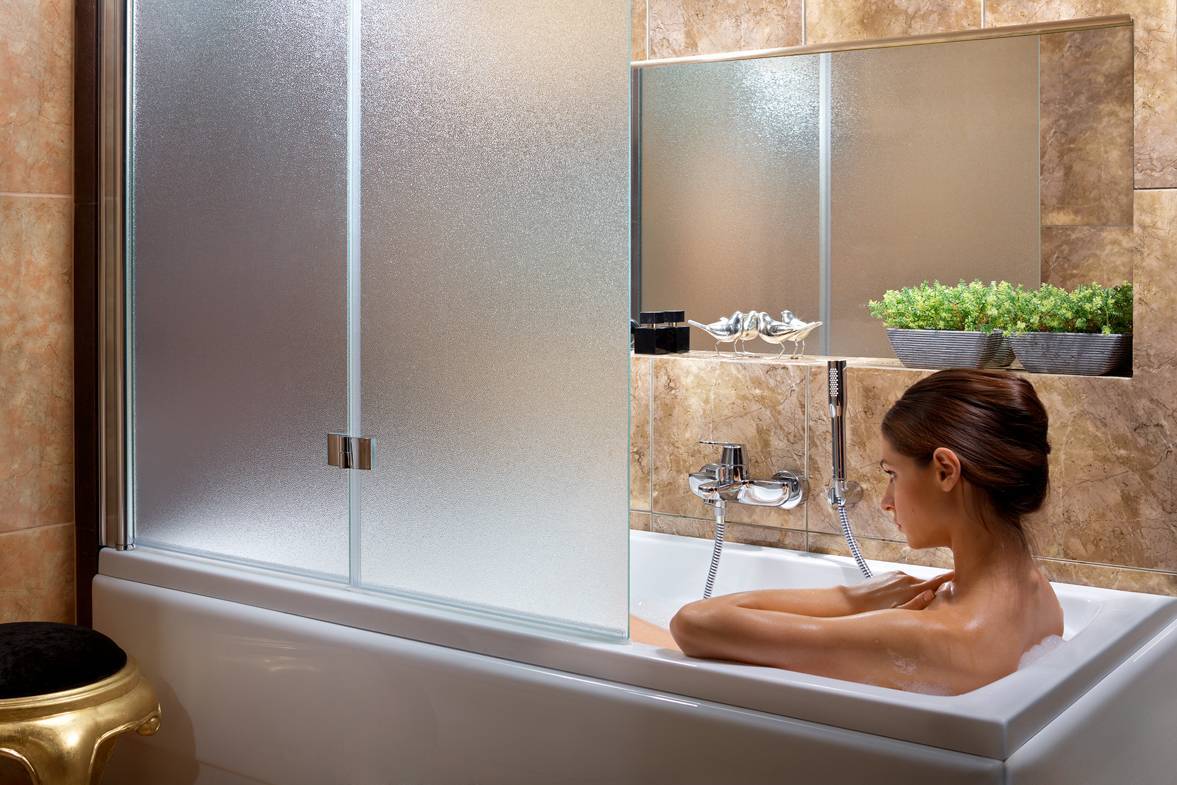 Стеклянная шторка для душа или ванны: преимущества и недостатки, виды и особенности установки