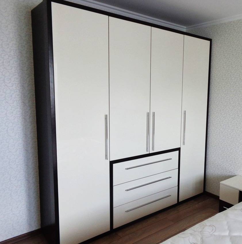 Белый шкаф в спальне (49 фото): белый глянец в стиле «классика», распашные классические шкафы с зеркалом