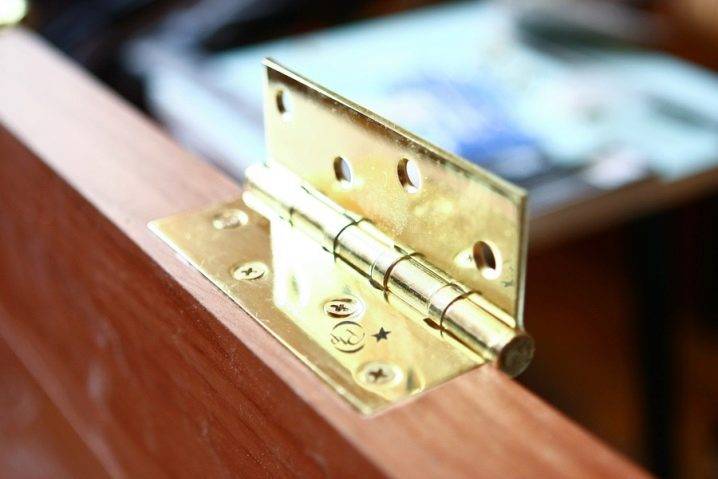 Как снять дверь с петель?