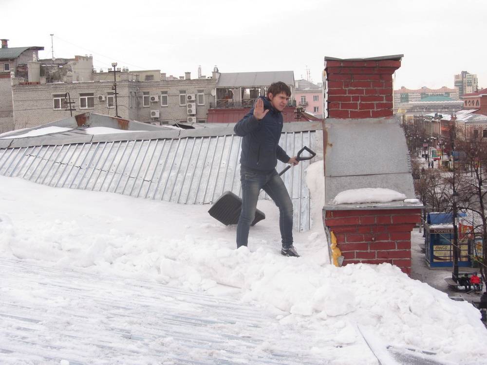 Почему так важно убирать снег с крыш?