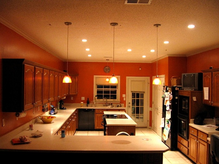 Какое освещение на кухне с натяжным потолком лучше – варианты освещения, преимущества и недостатки