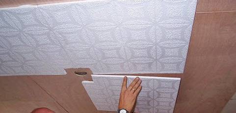 Как клеить потолочную плитку по диагонали: как наклеить правильно на потолок, схема, клеим своими руками диагонально, способы наклейки