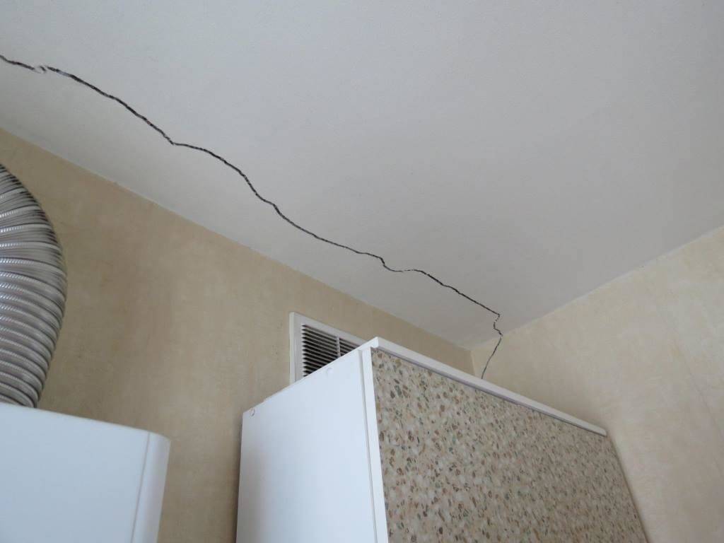 Как заделывать шов на гипсокартоне между стеной и потолком