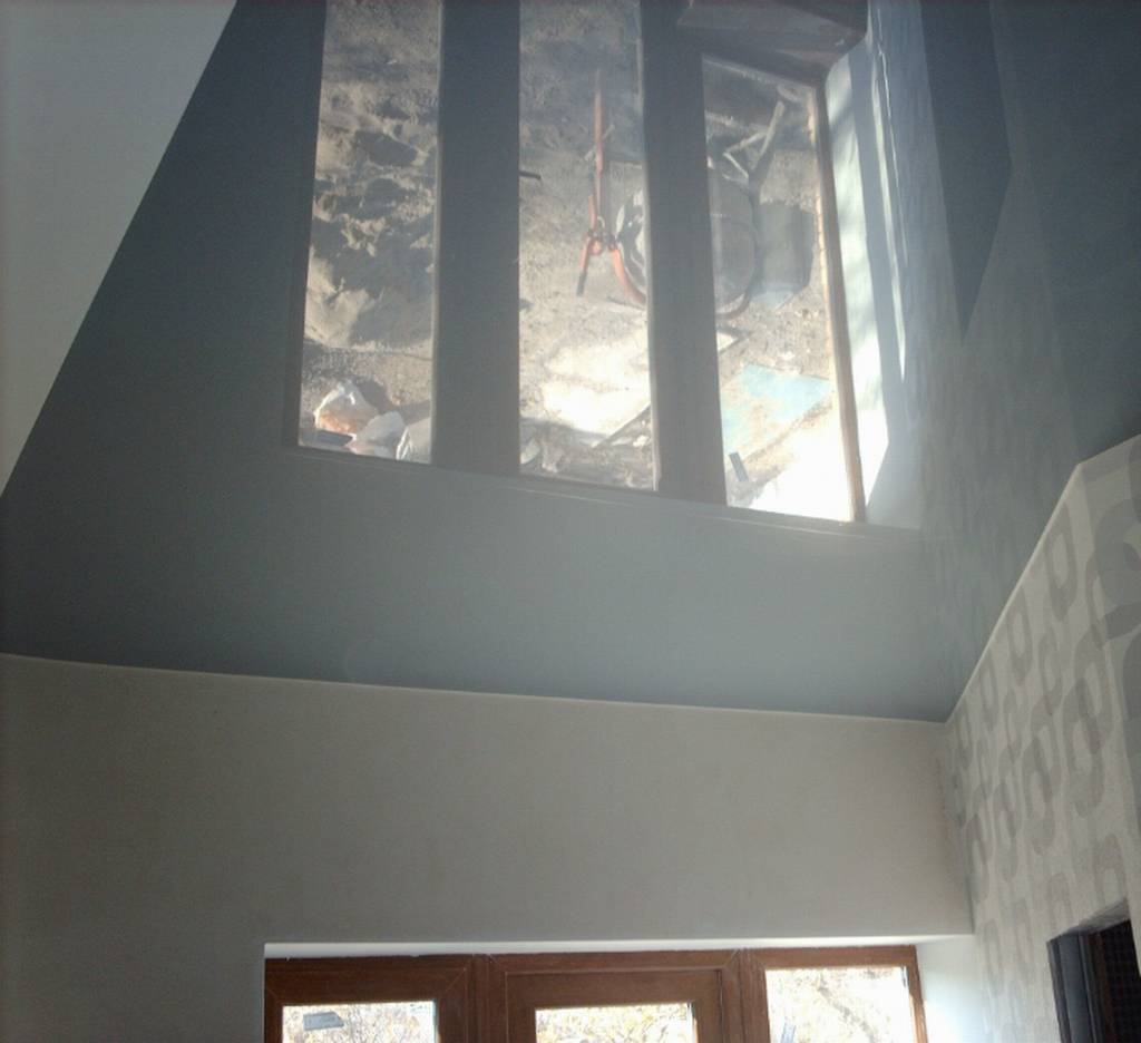 серый глянцевый натяжной потолок фото