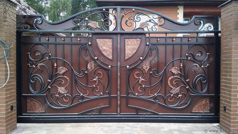 Кованые заборы и ворота: сварные, комбинированные, эскизы, 65 фото