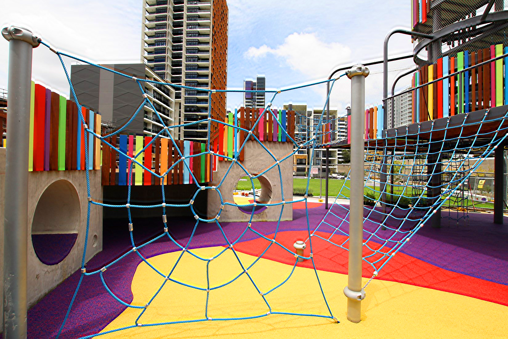 Детская площадка дорогая. Детская площадка разноцветная. Покрытие для детских площадок. Детская площадка покрытие. Безопасные детские площадки.