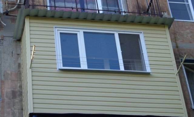 Обшивка балкона сайдингом снаружи своими руками: пошаговая инструкция отделки (видео, фото)