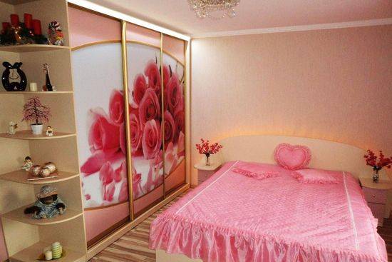 Розовая спальня (76 фото): комната в серо-розовых и пудровых, бело-розовых и бежево-розовых тонах, шторы и обои в дизайне интерьера, сочетание с другими цветами