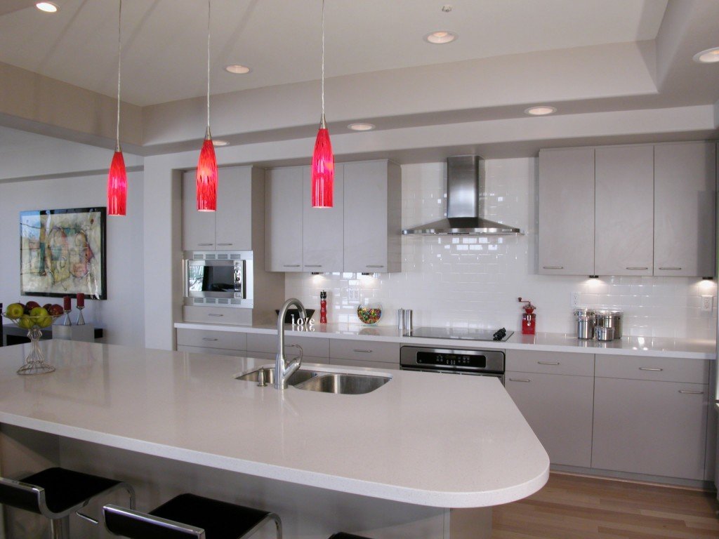 Освещение на кухне с натяжным потолком: расположение светильников и выбор люстры