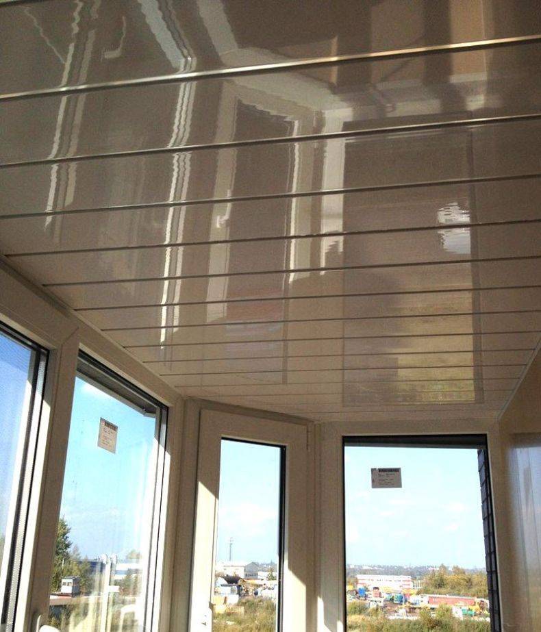Натяжной потолок на балконе - фото дизайна интерьеров