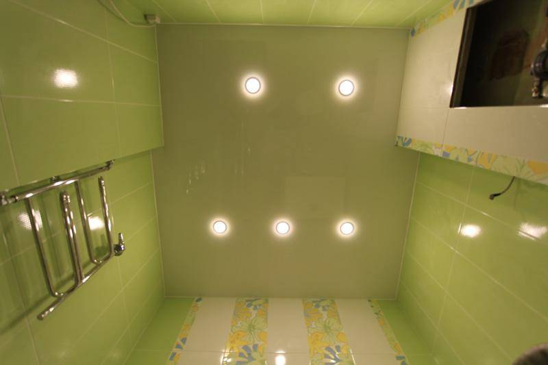 Потолок в туалете: фото санузла, варианты, какой выбрать, стеновой ремонт, какой лучше сделать и как, черный своими руками