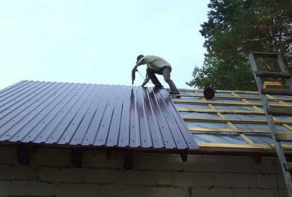 Правила крепления профнастила саморезами на крыше – выбор крепежей и правила монтажа