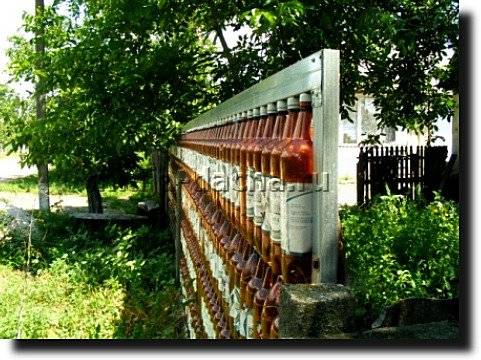 Создание оригинального забора из пластиковых бутылок