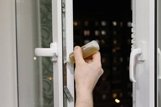 Чем и как правильно смазывать пластиковые окна?