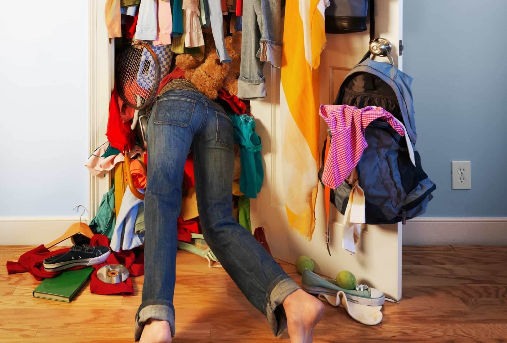 Как организовать пространство в шкафу: полезные правила, чтобы избежать бардака
