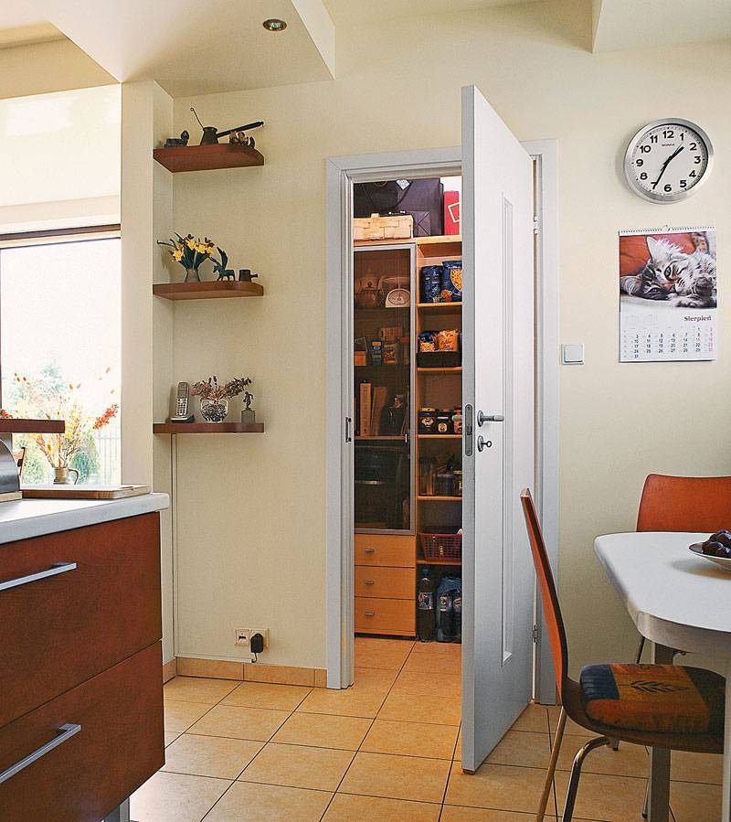 Дверь в маленькой квартире. Кладовая кухни интерьер. Кладовка на кухне. Кладовка на кухне в частном доме. Маленькая кладовка на кухне.