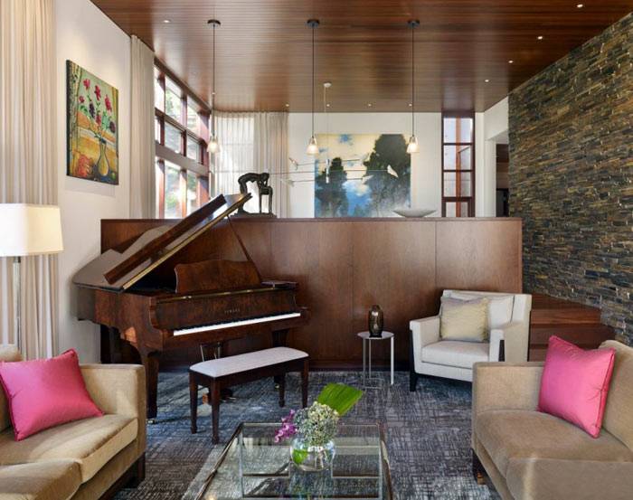 Рояль, пианино или фортепиано старинное в интерьере гостиной комнаты